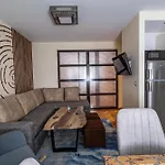 Top Center Retreat, Close To Main Street, Free Parking