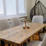 Top Center Retreat, Close To Main Street, Free Parking