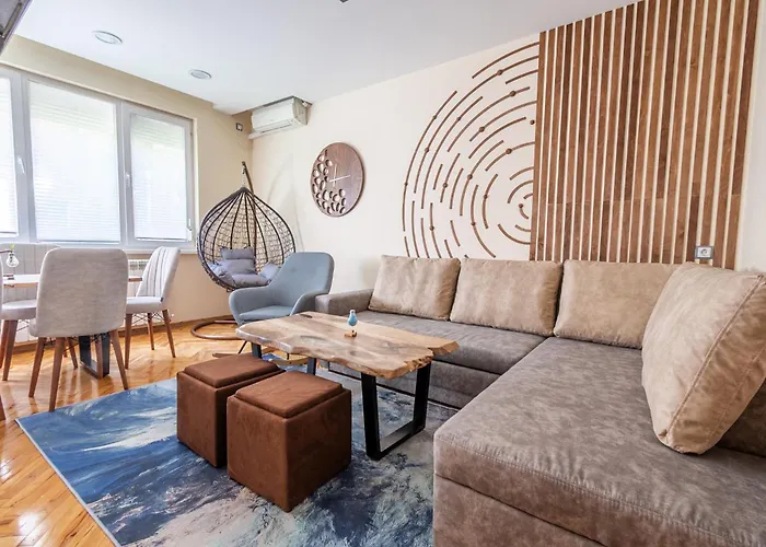 Top Center Retreat, Close To Main Street, Free Parking