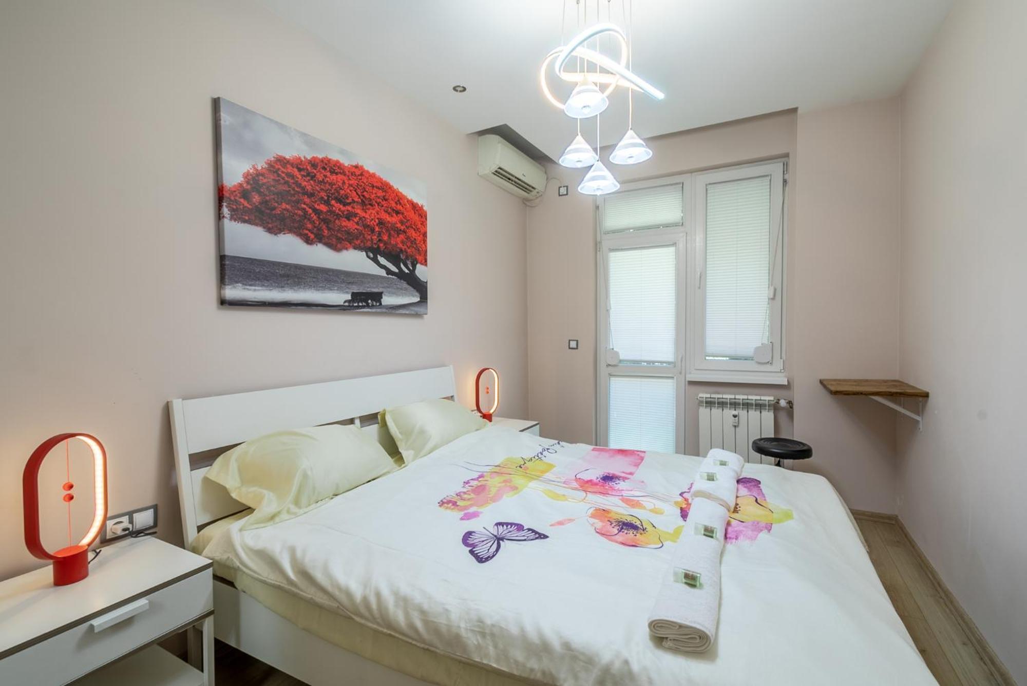 Center Retreat, Close To Main Street, Free Parking Apartment *