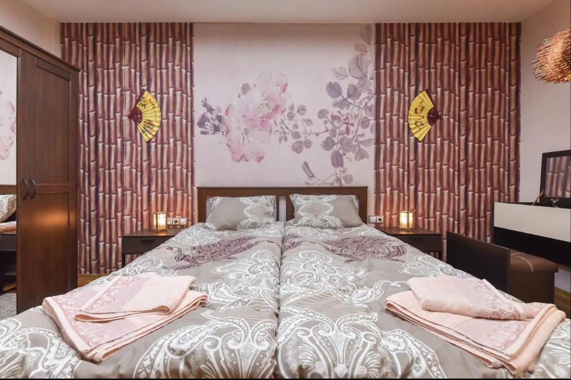 Center Retreat, Close To Main Street, Free Parking *