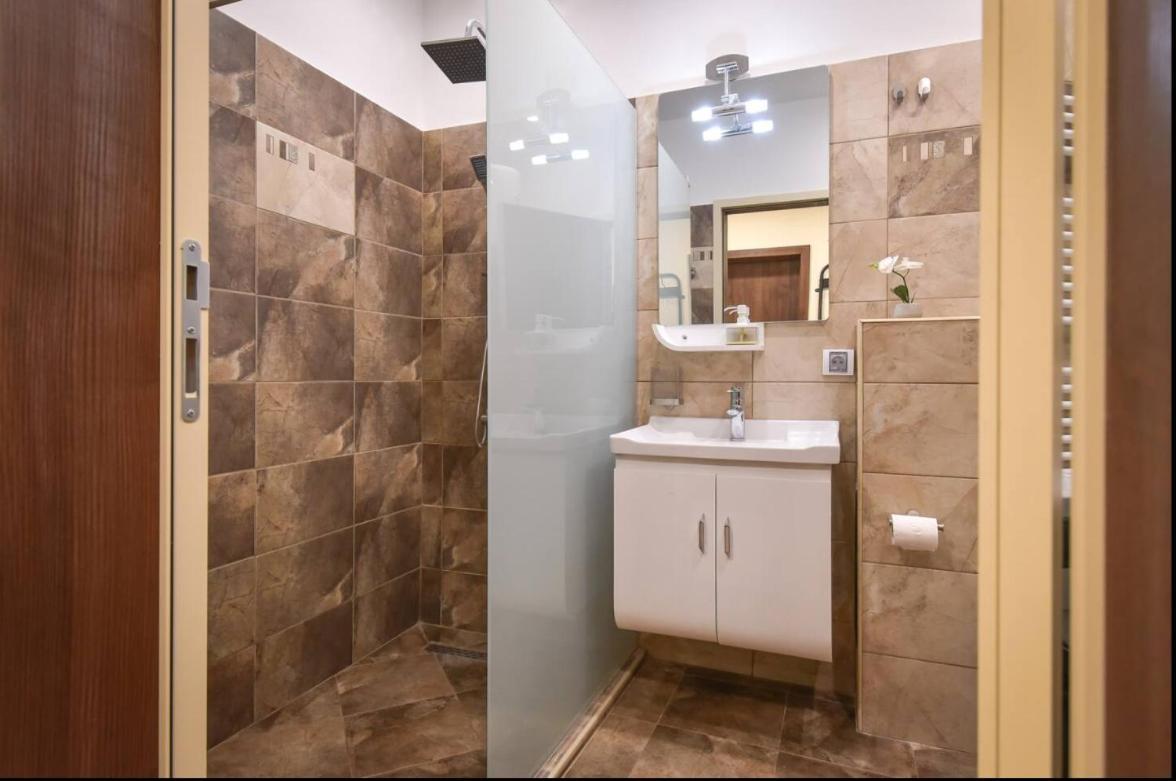 Center Retreat, Close To Main Street, Free Parking Apartment *